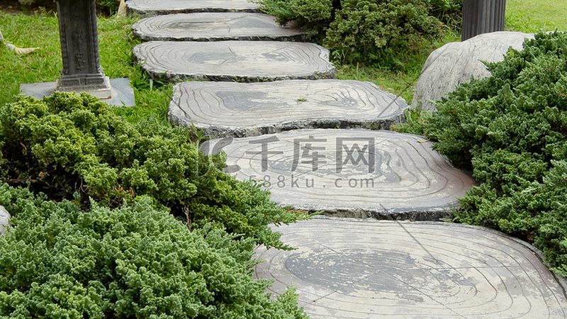 私人庭院草坪铺设养护，如何做到一步到位？**